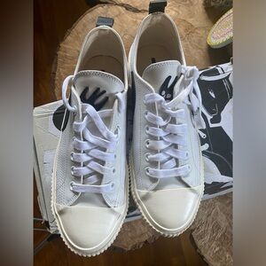 Mcq By Alexander Mcqueen Leather Plimsoll Trainers In White pre owned! Size 41